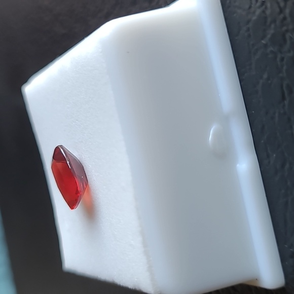 Red Labradorite approx 1.60ct 9mm × 7mm - Picture 4 of 11